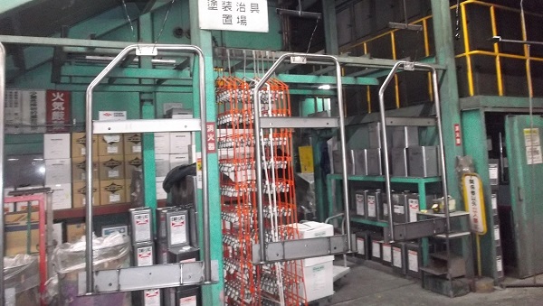 ムービーラック製造工程　側面板塗装前