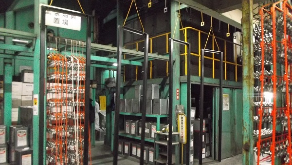 ムービーラック製造工程　棚板塗装前